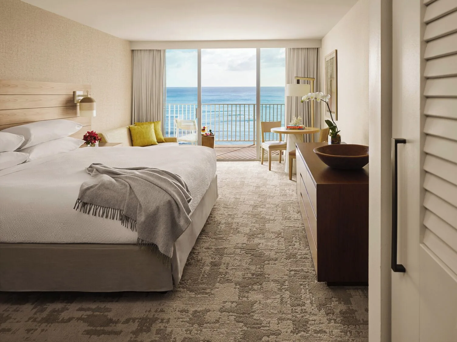 Premier Oceanfront guest room with a king bed and balcony view at 'Alohilani Resort Waikiki Beach.
