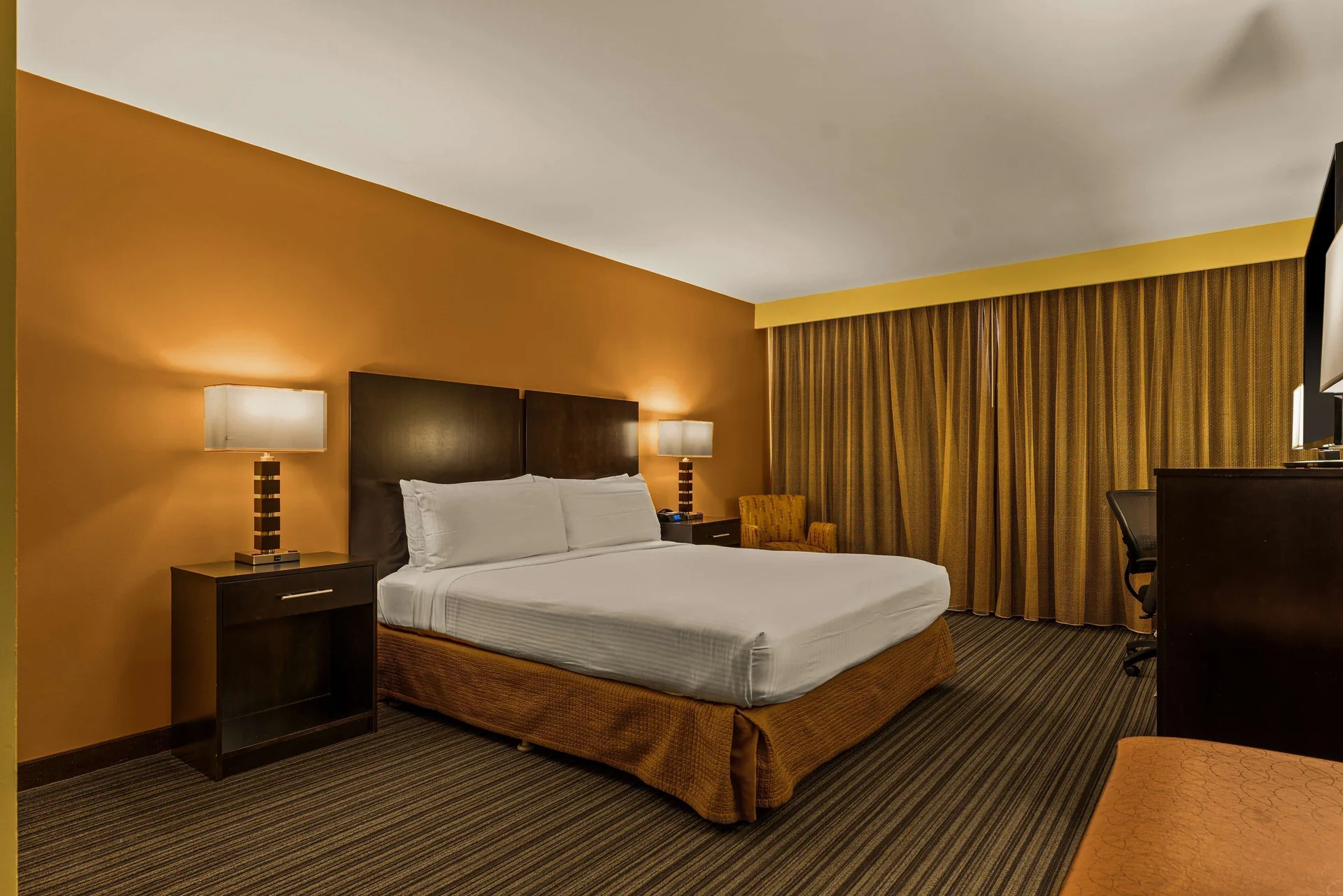 Standard Room at Best Western The Plaza Hotel Honolulu Airport with king bed, desk, refrigerator, and microwave near Honolulu Airport.