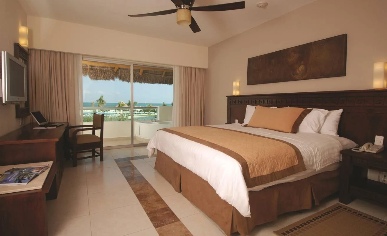 De Lujo Vista Al Jardín room with king bed and balcony at BlueBay Grand Esmeralda.