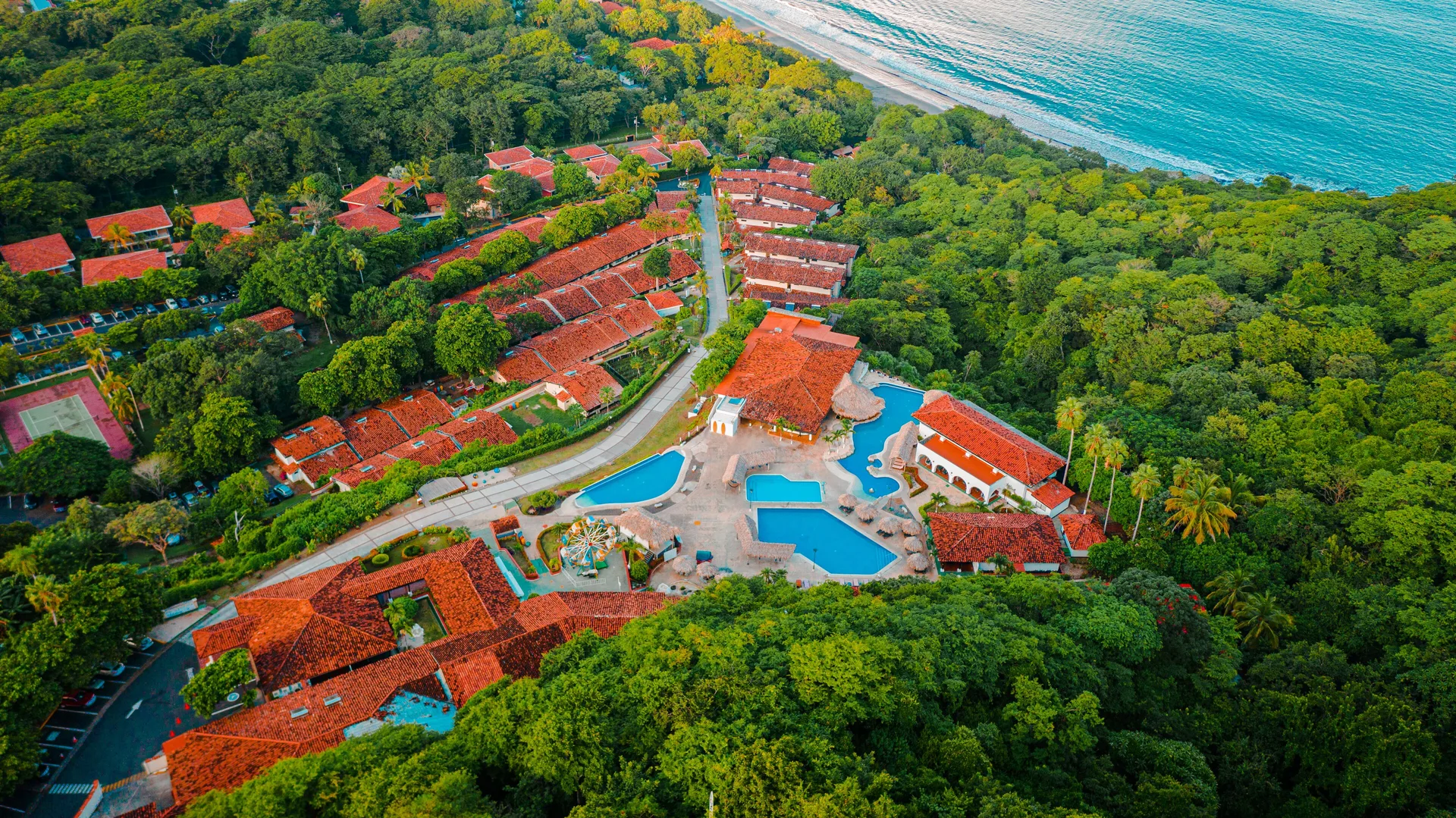 Condovac la Costa family-friendly beach resort with ocean views and condominium-style lodging