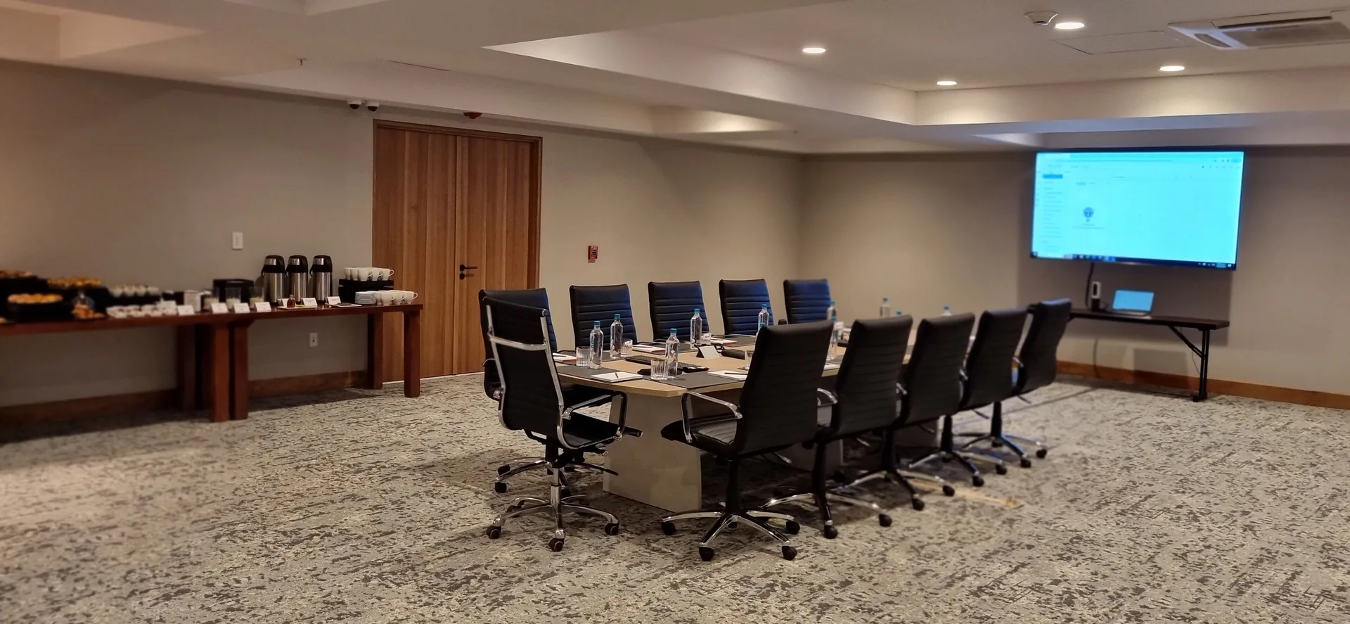 Conference room with boardroom seating and a screen at Corazón Cabo.