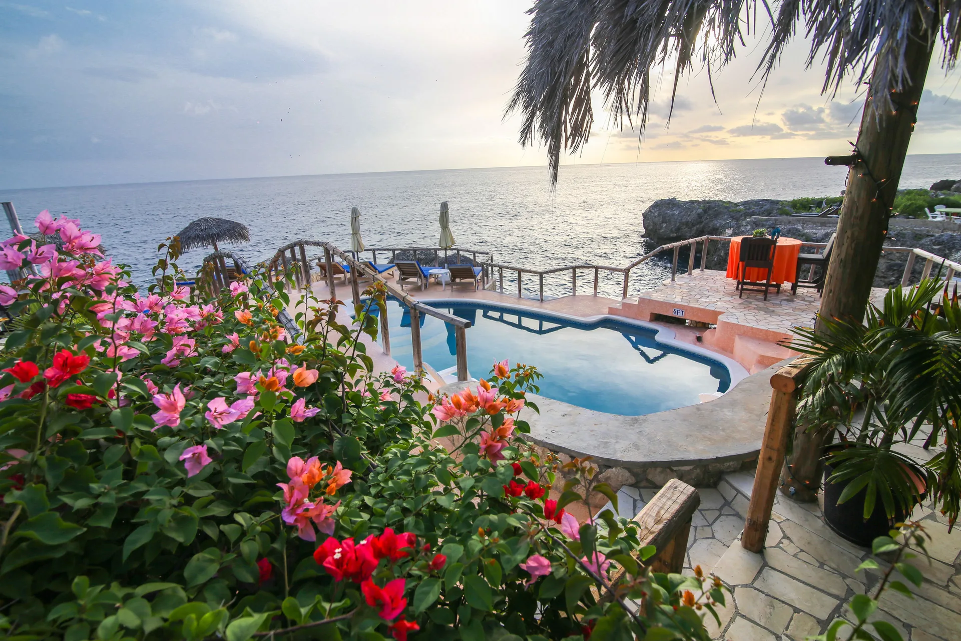 Catcha Falling Star boutique cliffside resort with oceanfront cottages, sunset views and intimate dining