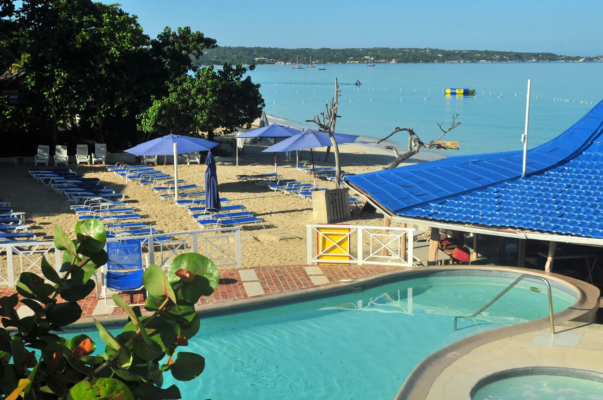 Negril Tree House Resort casual beachfront hotel with tropical gardens, pool and Seven Mile Beach location