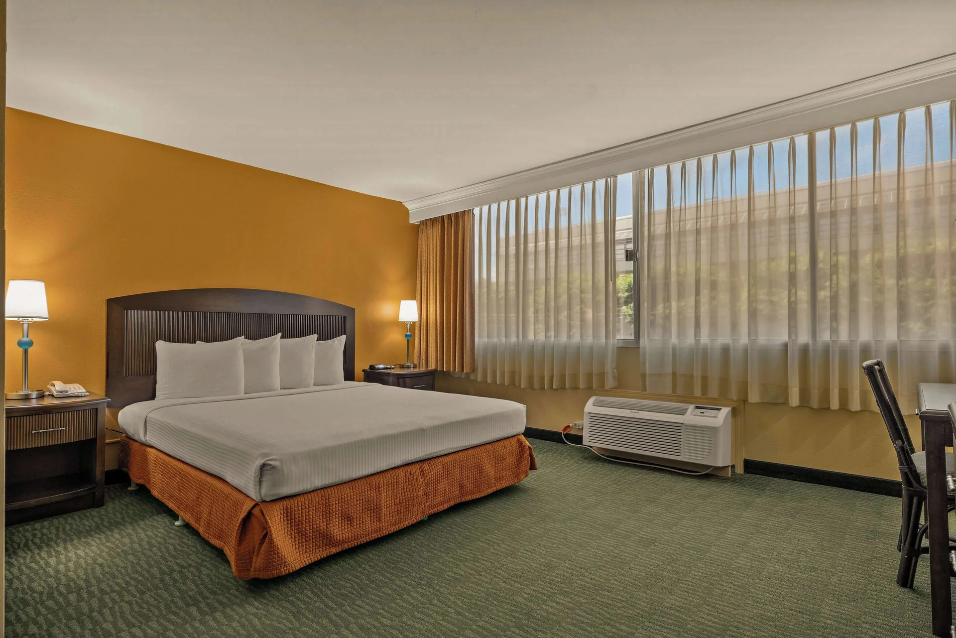 Airport Honolulu Hotel Trademark Collection airport-area hotel near Honolulu flights and transit access