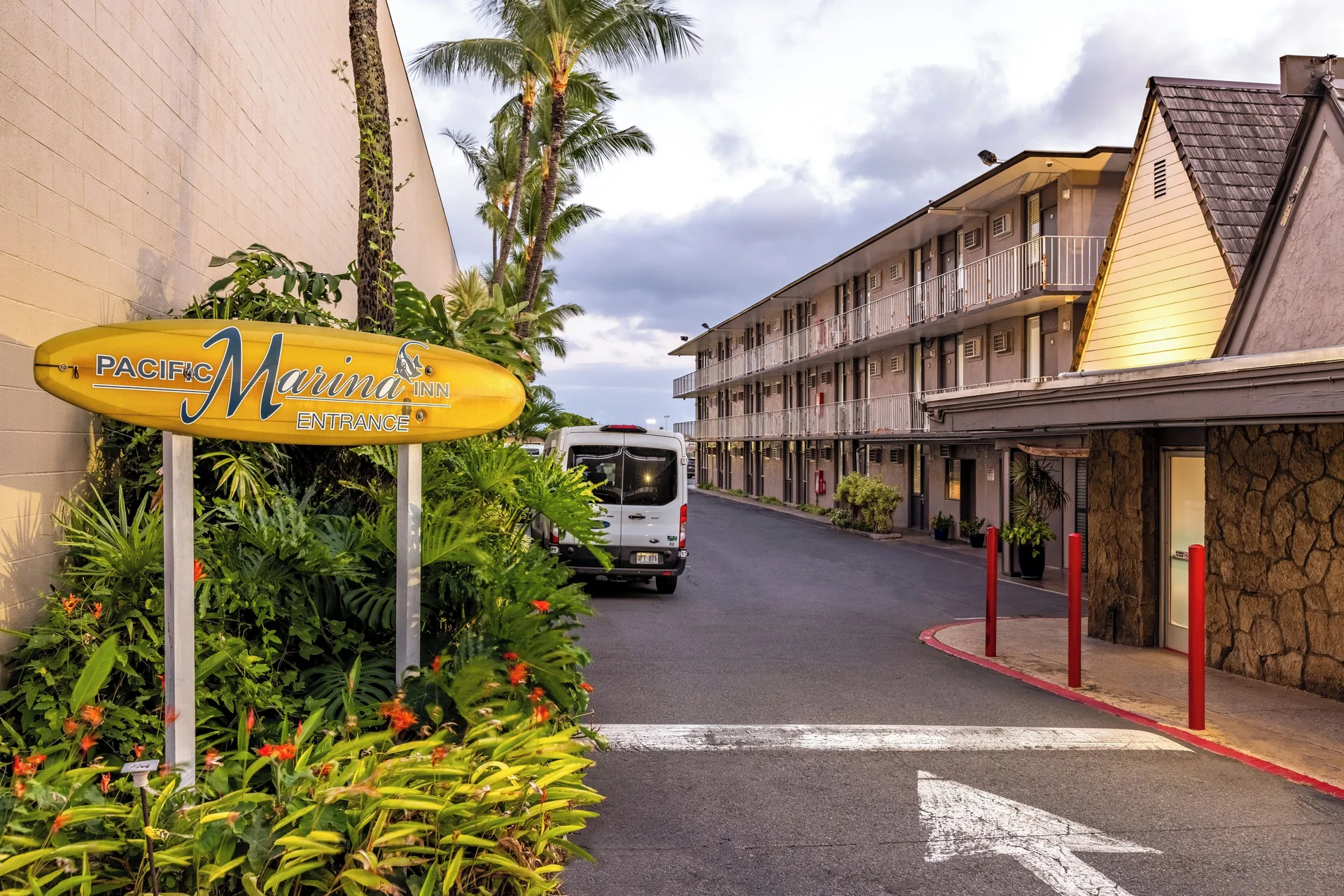 Pacific Marina Inn Airport Hotel budget Honolulu airport lodging with simple rooms and shuttle access