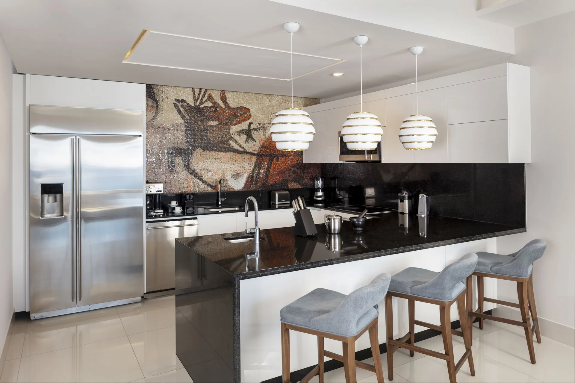 Loft Ocean View kitchen with island seating at Garza Blanca Los Cabos.