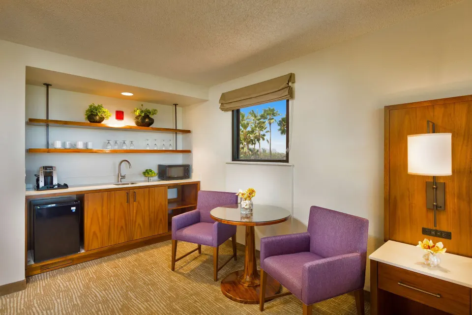 Junior Suite Ocean View wet bar and dining table at Hilton Garden Inn Kauai Wailua Bay.
