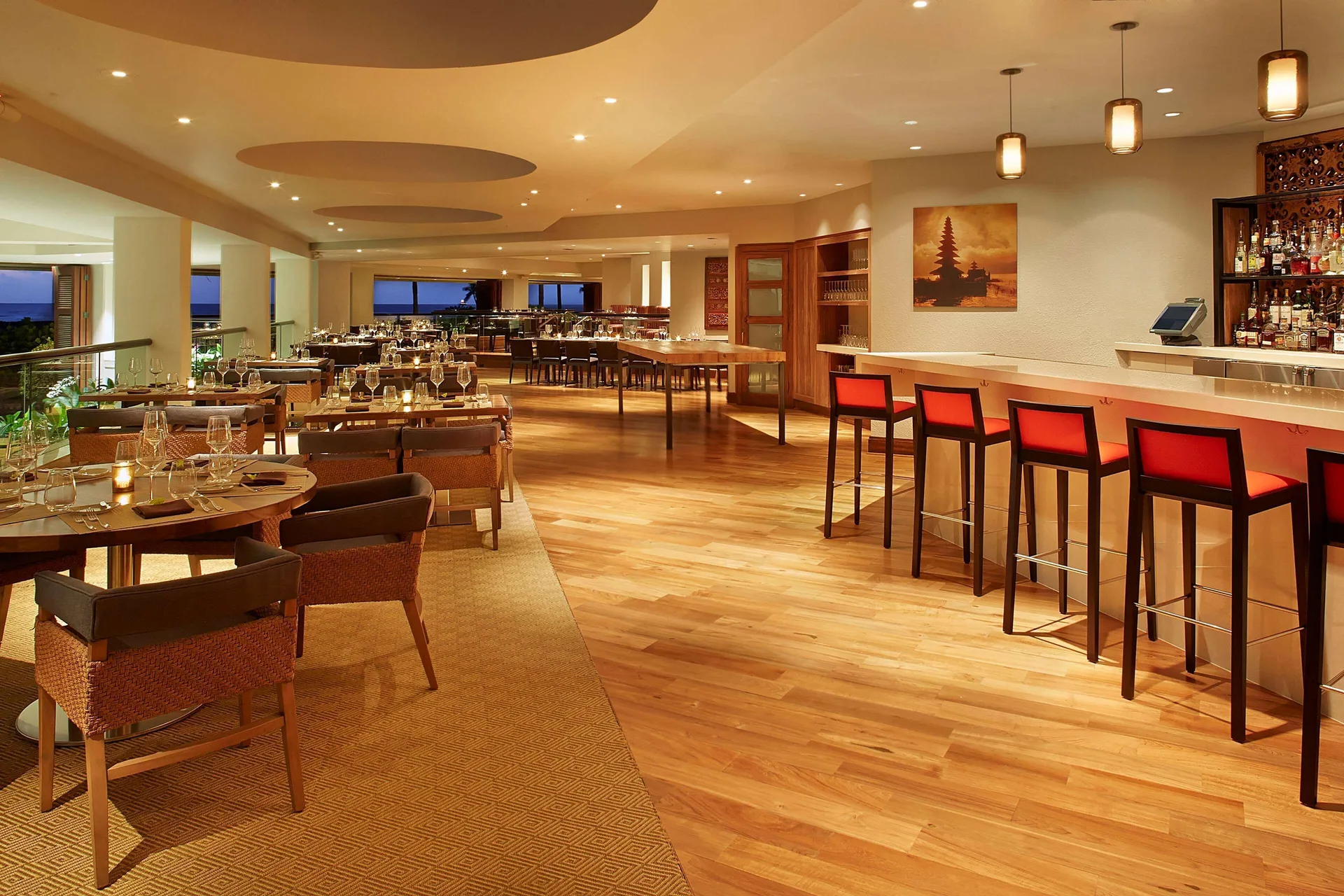 Open dining room and bar at Hilton Hawaiian Village Waikiki Beach Resort.