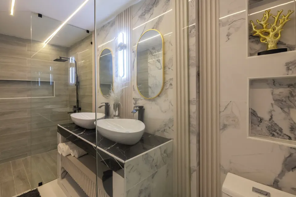 Junior Suite sea view bathroom with glass shower and twin sinks at HM Alma de Bayahibe.