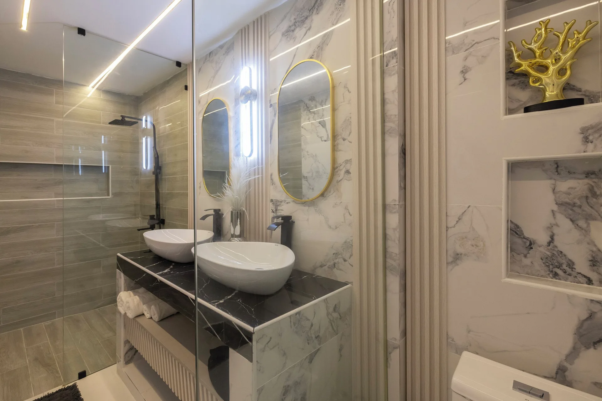 Junior Suite sea view bathroom with glass shower and twin sinks at HM Alma de Bayahibe.
