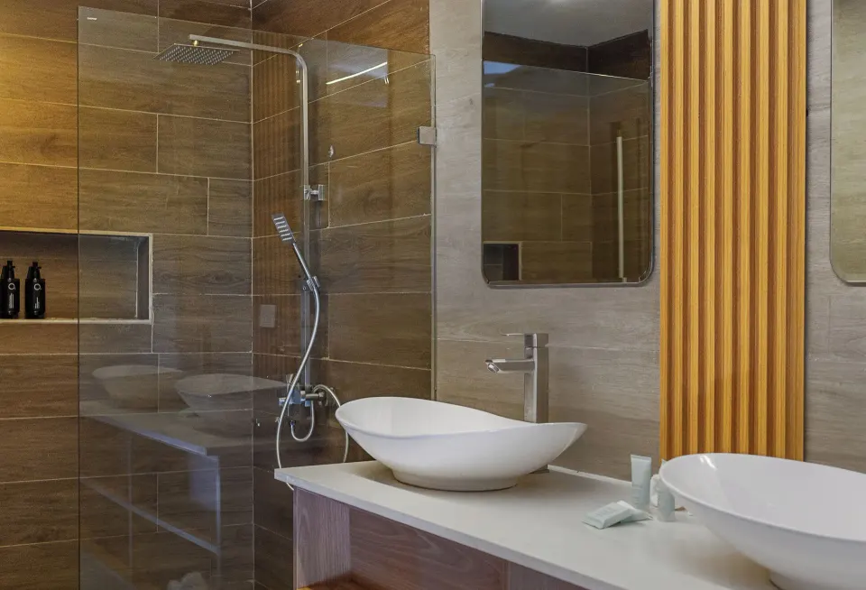 Junior Suite bathroom with double vanity and glass shower at HM Alma de Bayahibe.