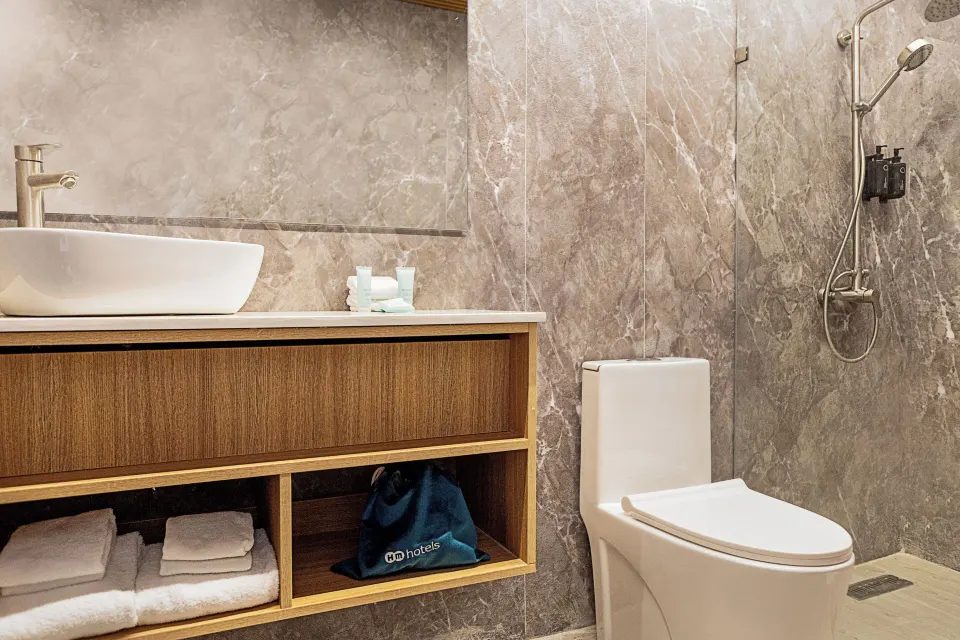 Junior Suite bathroom with vanity, toilet and shower at HM Alma de Bayahibe.
