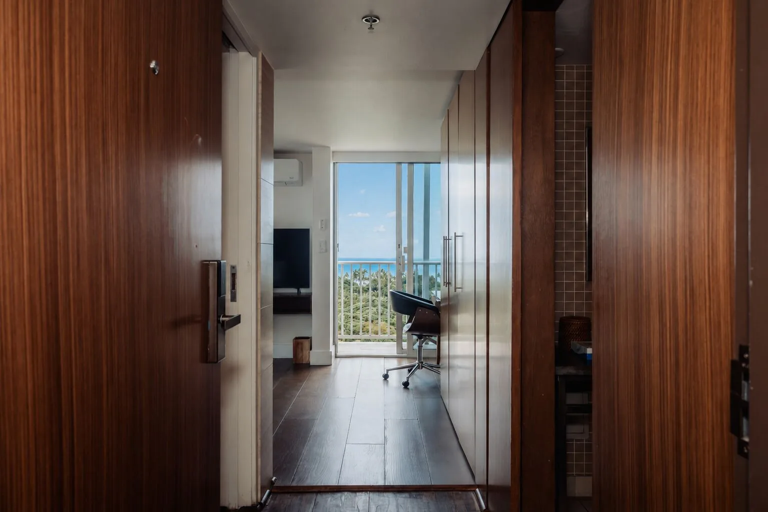 Entry hall leading to ocean view in Penthouse Hoku Skyline Direct Oceanview at Hotel La Croix.