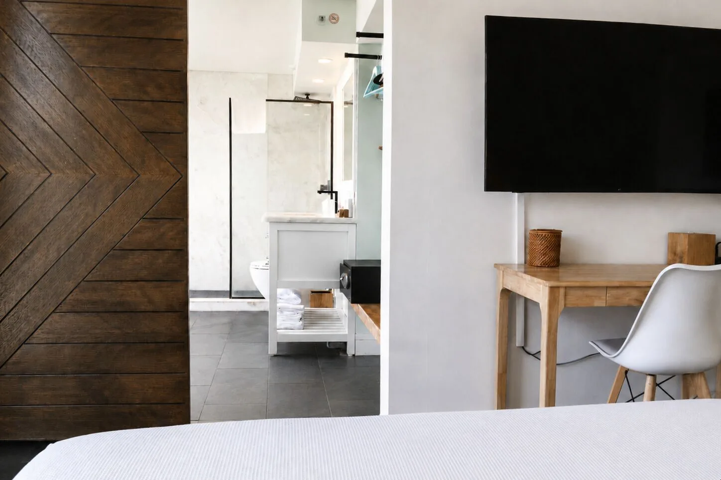 Penthouse Hoku Terrace Oceanview room with bed, desk, TV and bathroom at Hotel La Croix.