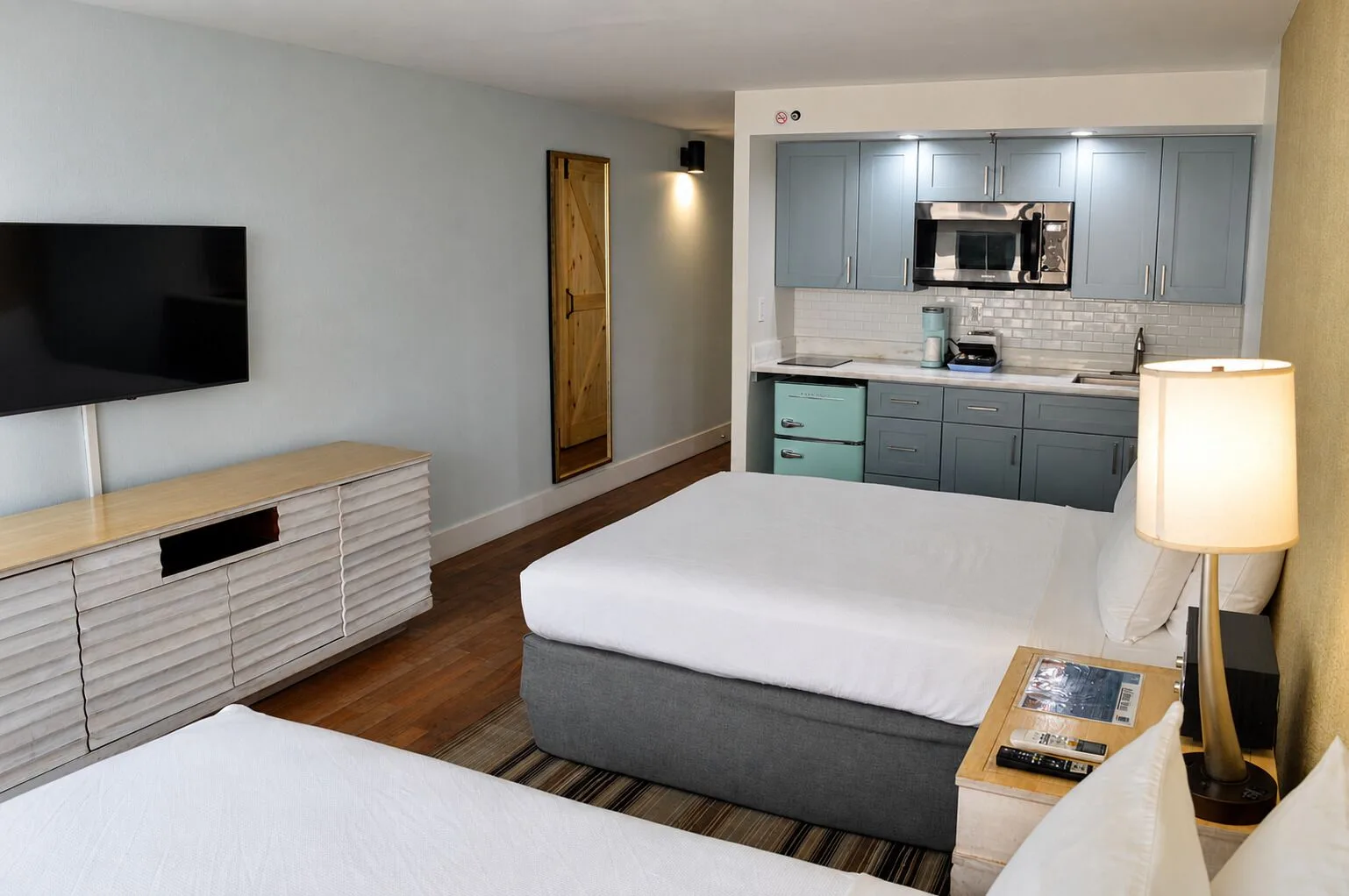 Premium Kalakaua Haus Kitchenette room with two beds and kitchenette at Hotel La Croix.