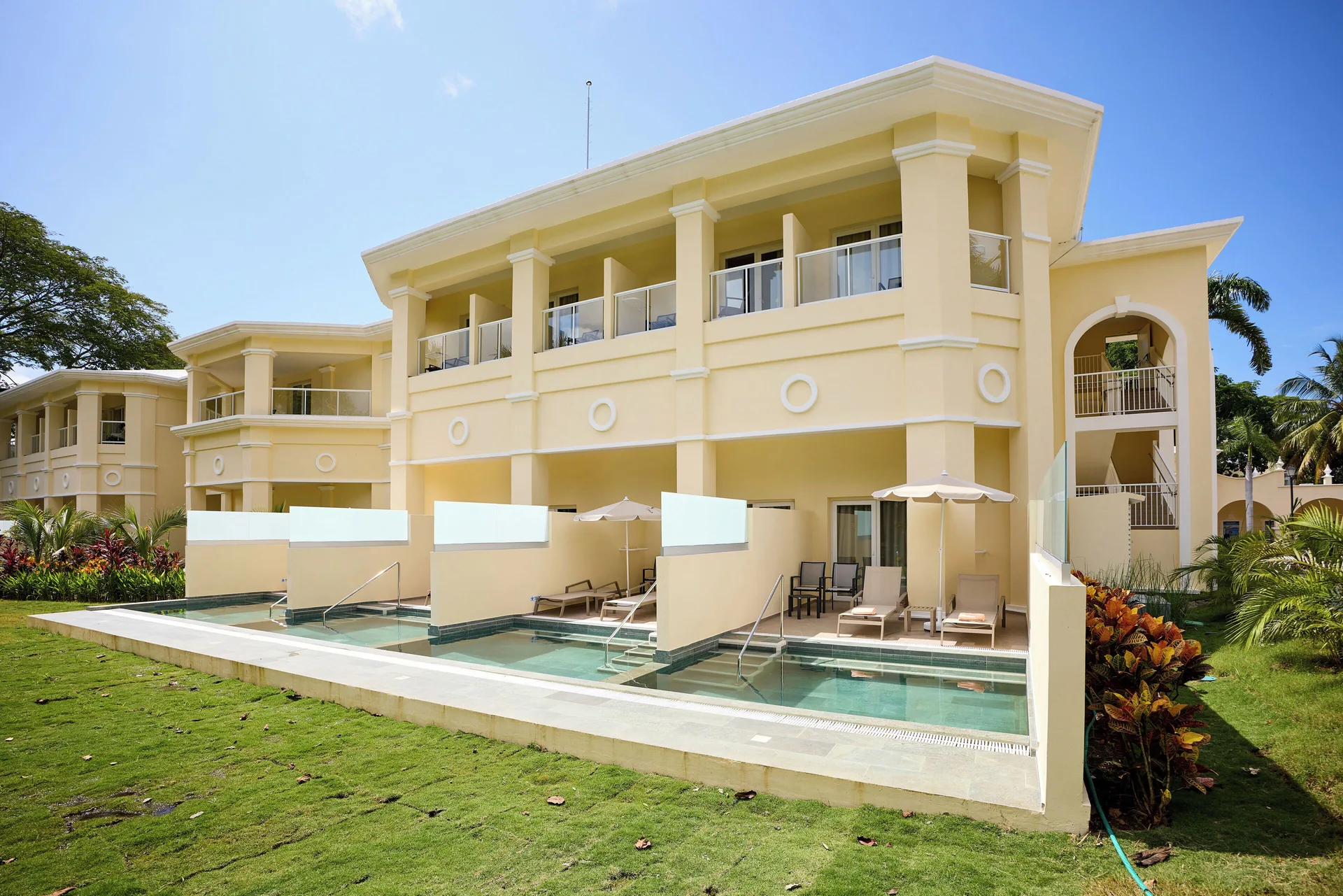Swim-up room patios with shared pool access at Hotel Riu Guanacaste.