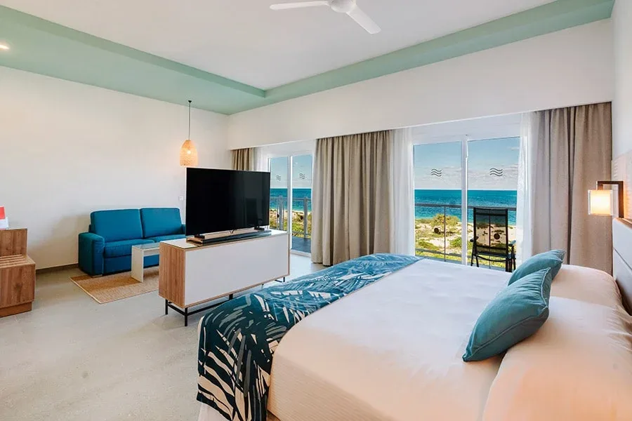 Partial Sea View room with king bed and balcony at Hotel Riu Latino.