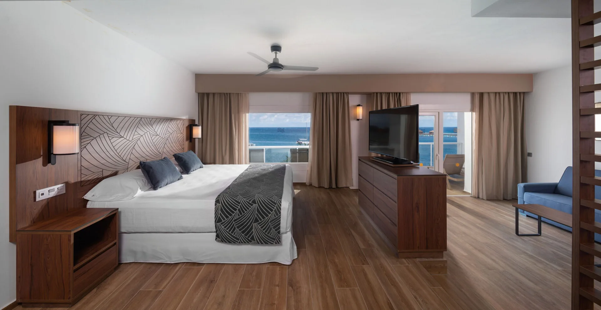 Suite Ocean View guest room with king bed and balcony at Hotel Riu Montego Bay.