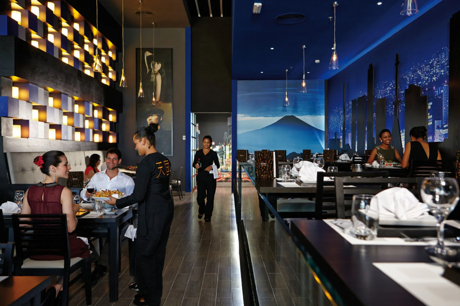 Japanese-style dining room with servers and guests at Hotel Riu Palace Costa Rica.