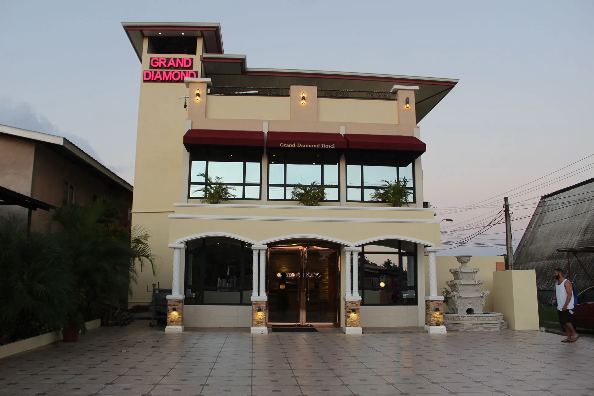 Grand Diamond Hotel Suites Trinidad airport-area boutique hotel with polished rooms and convenient Piarco access