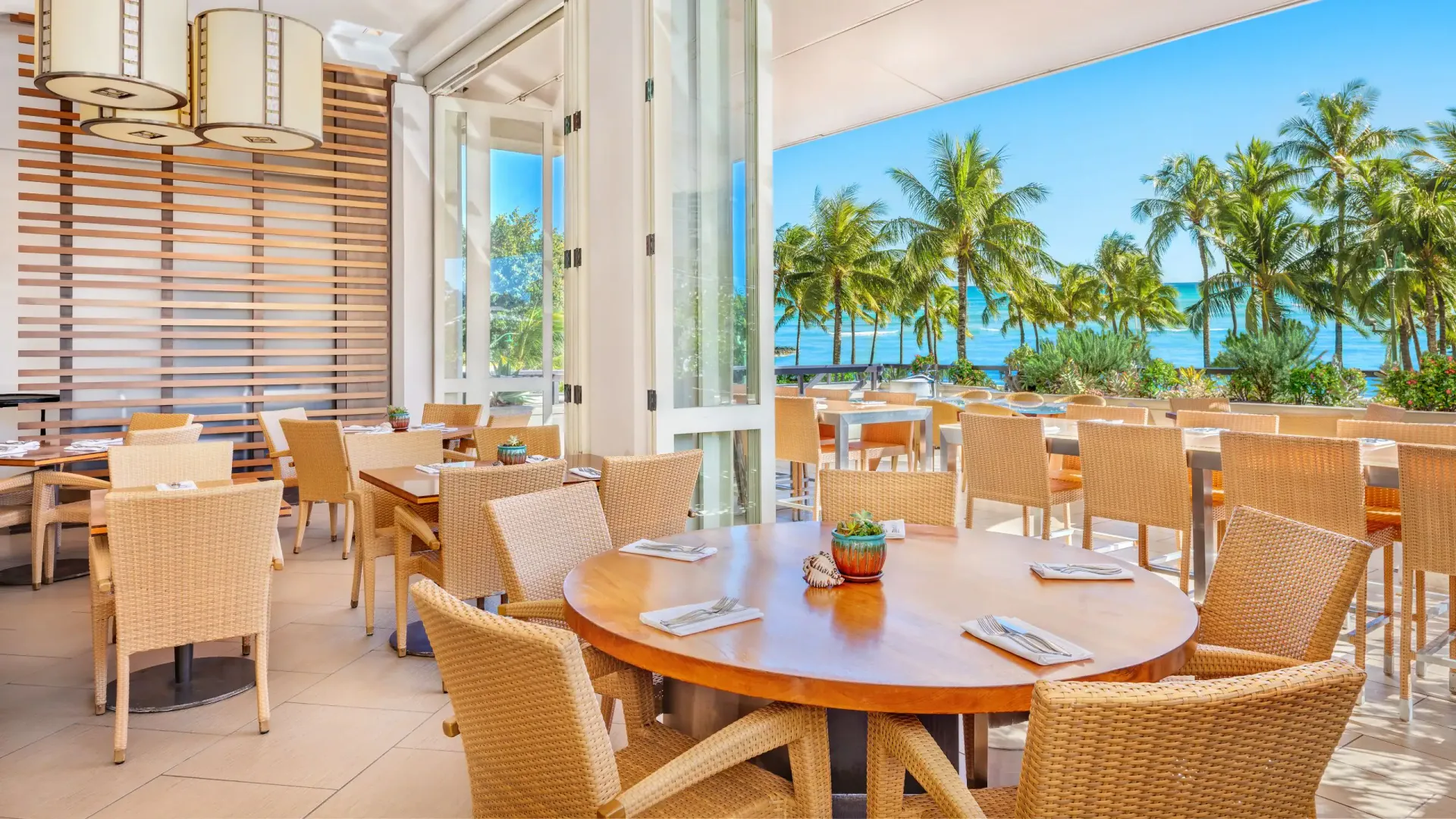 Na Lei Aloha, A Waikīkī Lūʻau at Hyatt Regency Waikiki Beach Resort & Spa