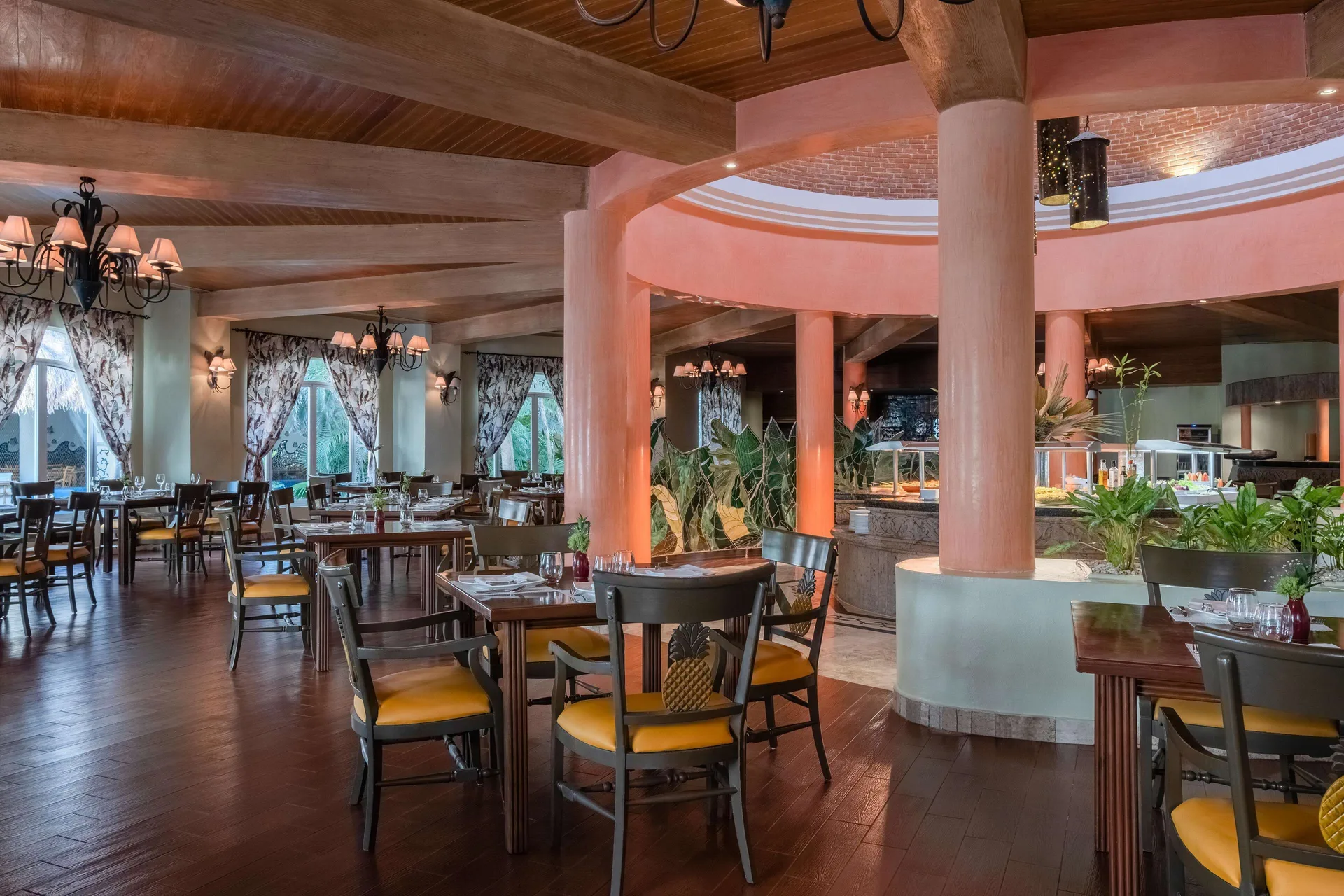 Buffet dining room with tables and serving stations at Iberostar Waves Paraíso del Mar.