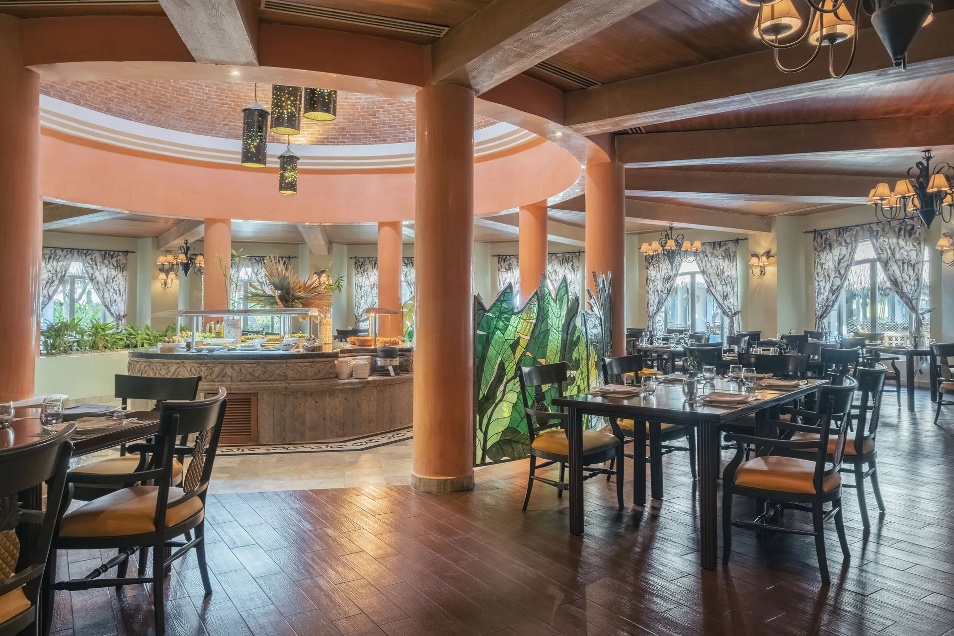 Warm dining room with buffet station and dark wood tables at Iberostar Waves Paraíso del Mar.