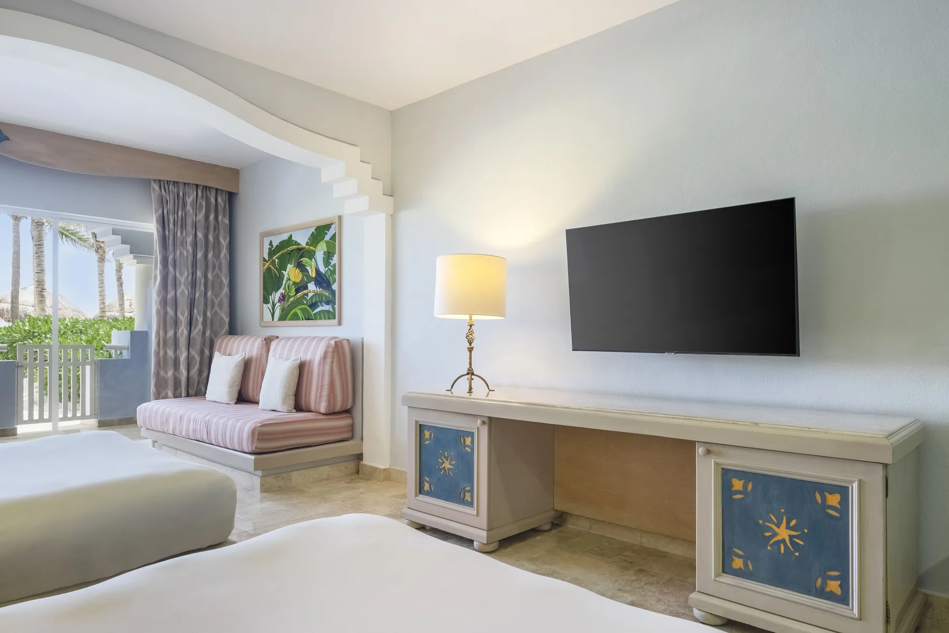 Junior Suite Oceanfront room with TV and sofa at Iberostar Waves Paraíso del Mar.