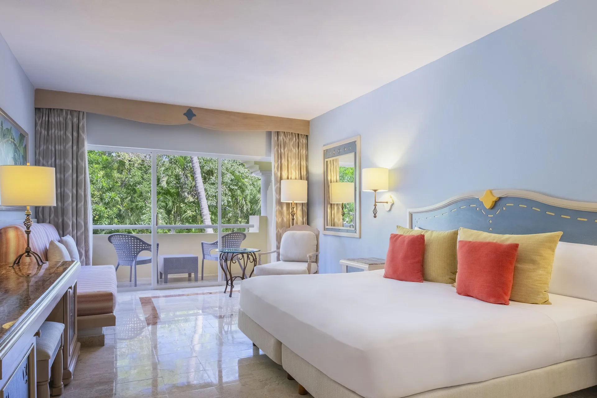 Premium Room poolside king bed and balcony at Iberostar Waves Paraíso del Mar.