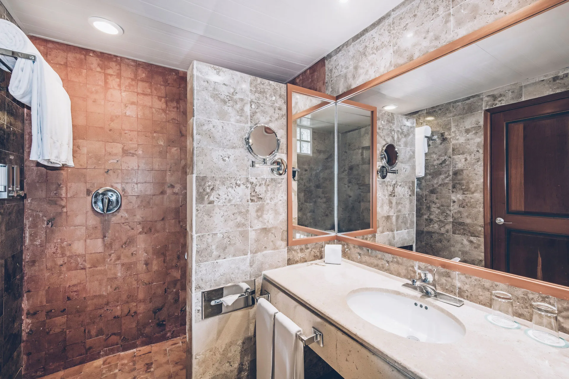 Premium Room bathroom vanity and shower at Iberostar Waves Paraíso del Mar.