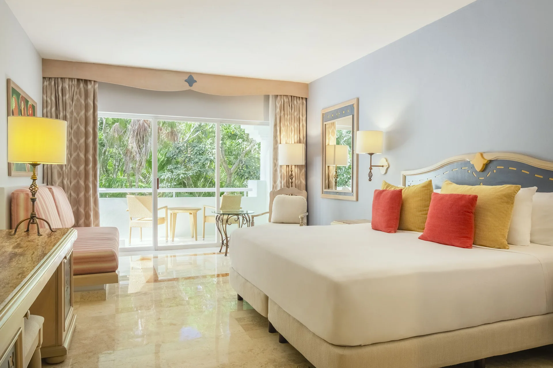 Premium Room king bed and balcony view at Iberostar Waves Paraíso del Mar.