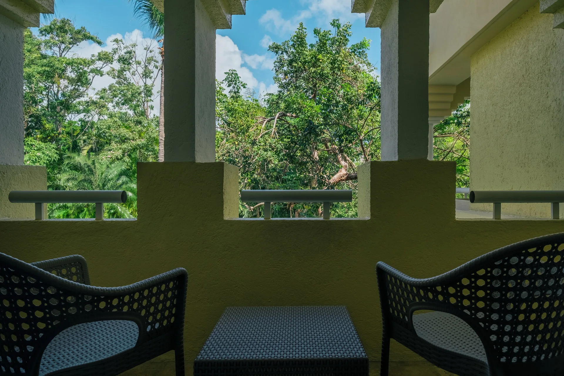 Premium Room shaded balcony with two chairs at Iberostar Waves Paraíso del Mar.