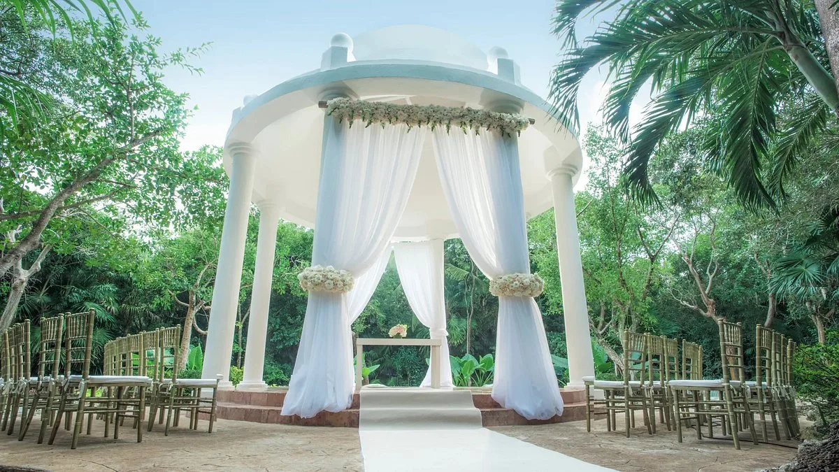 Shopping Center Venue at Iberostar Waves Paraíso del Mar