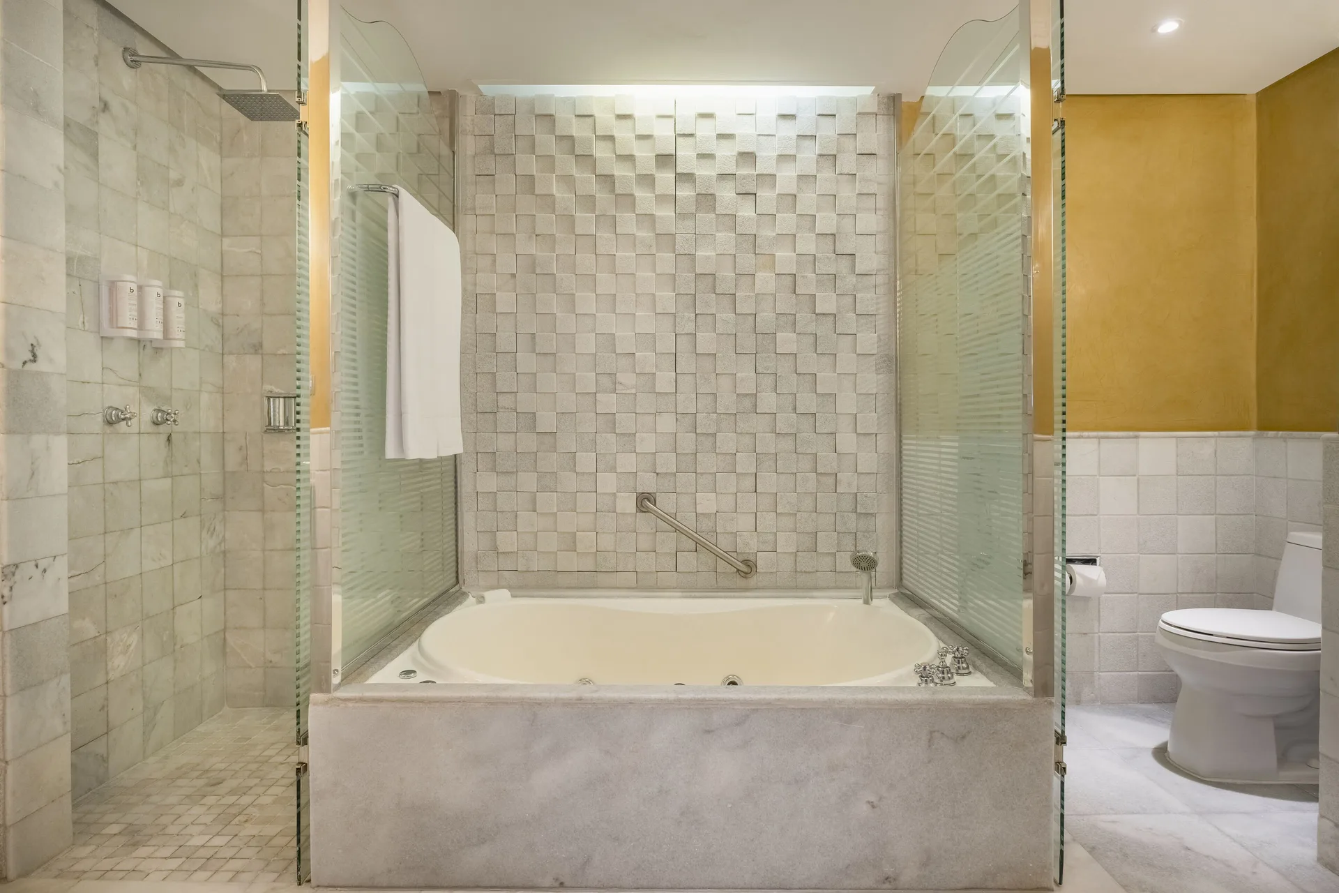 Oceanfront Suite bathroom with tub, shower and toilet at JOIA Paraíso by Iberostar.