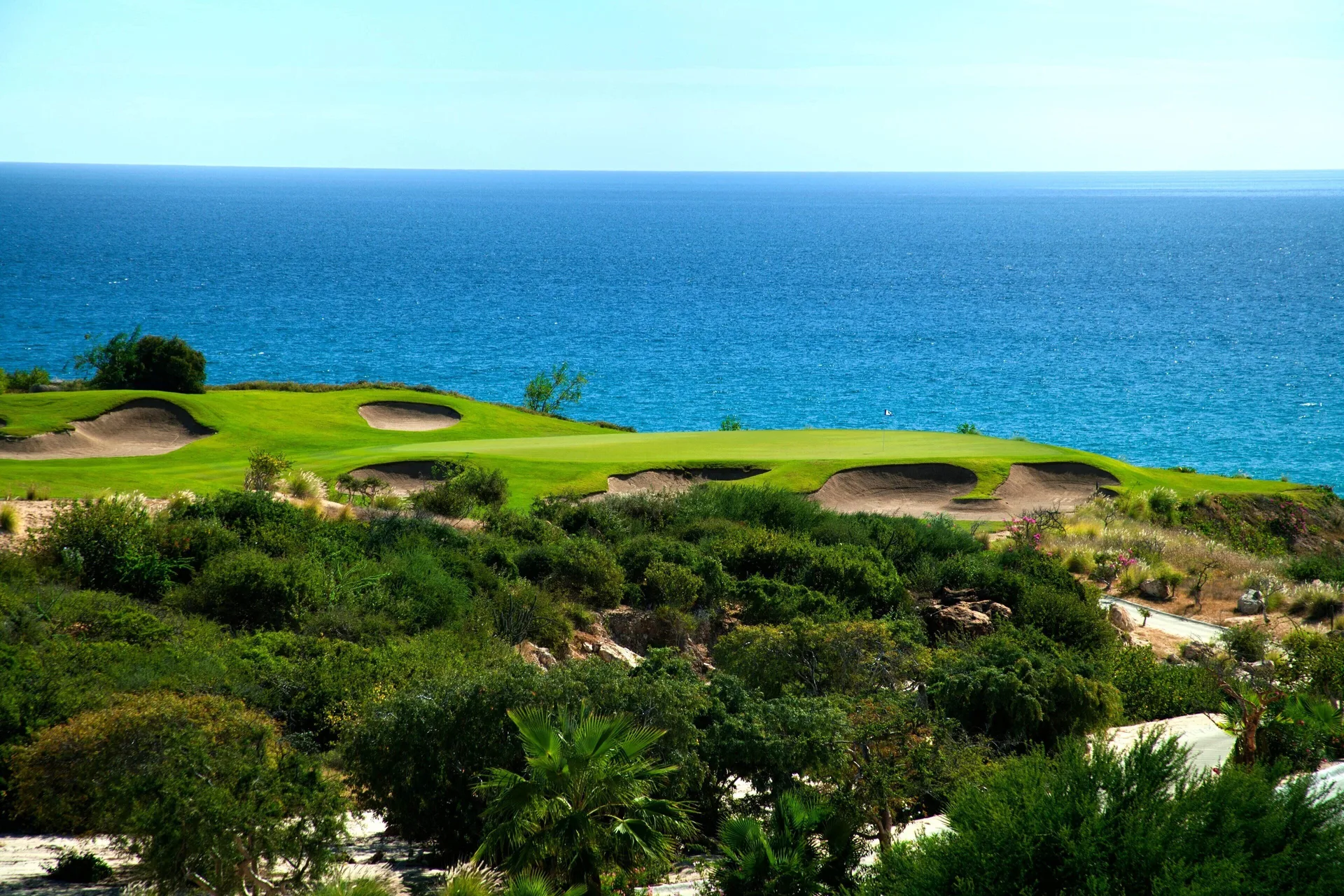 Coastal golf green and ocean view at JW Marriott Los Cabos Beach Resort & Spa.