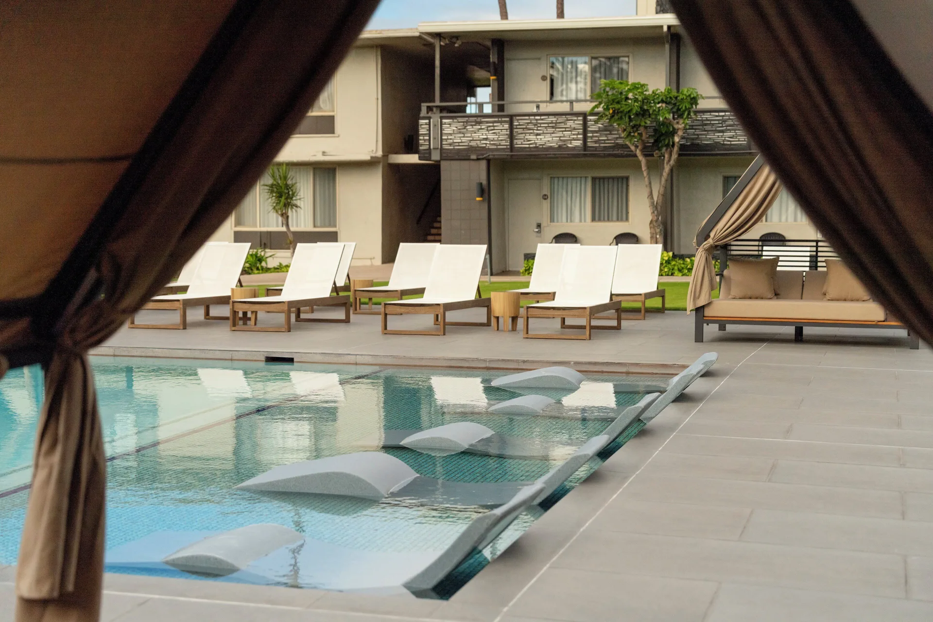 Sunny skies and perfect beach weather in Maui during peak season near Maui Seaside Hotel