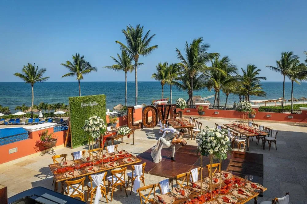 Outdoor wedding reception with ocean views at Ocean Coral and Turquesa.