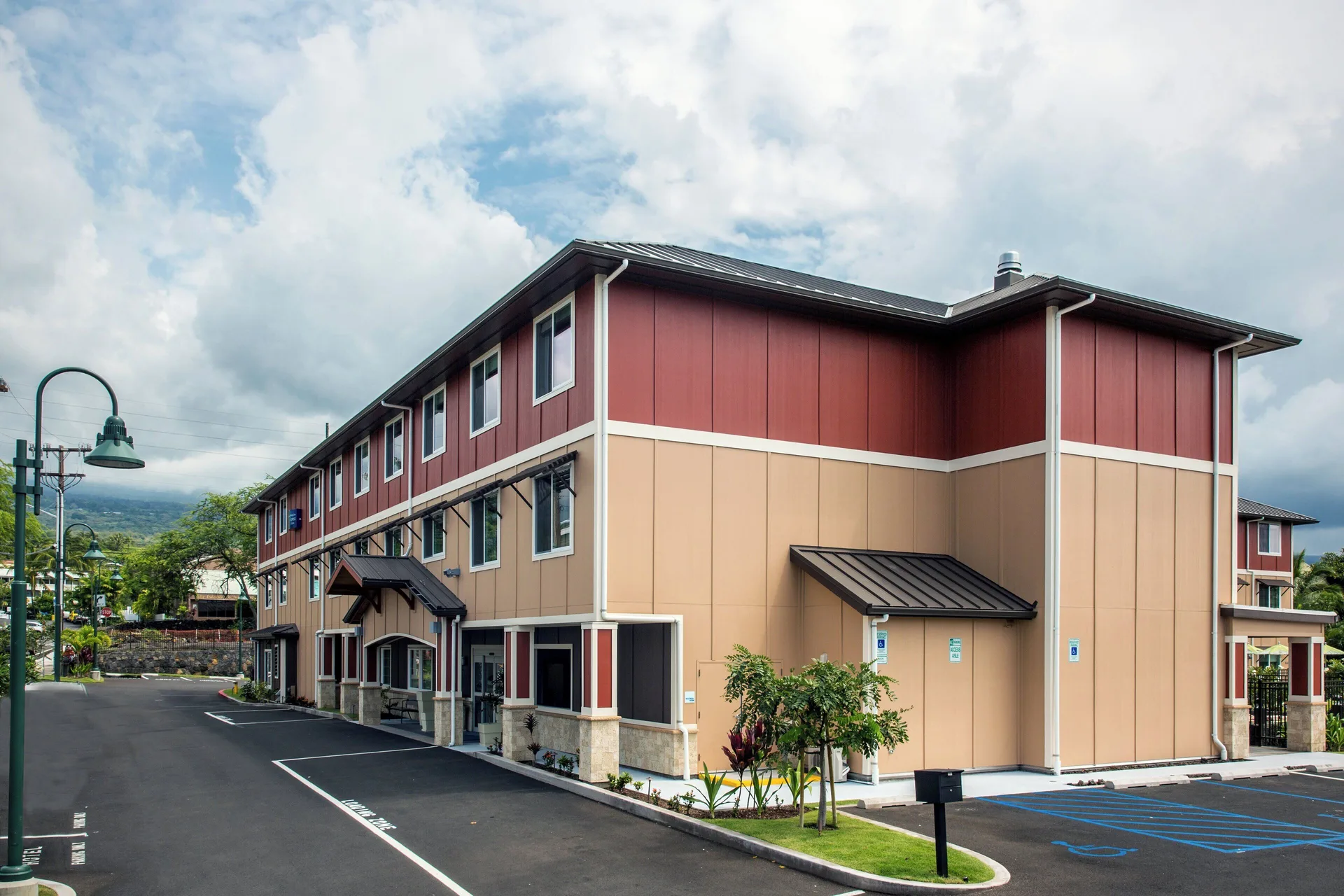 Holiday Inn Express Hotel & Suites Kailua-Kona practical town hotel with breakfast and central location