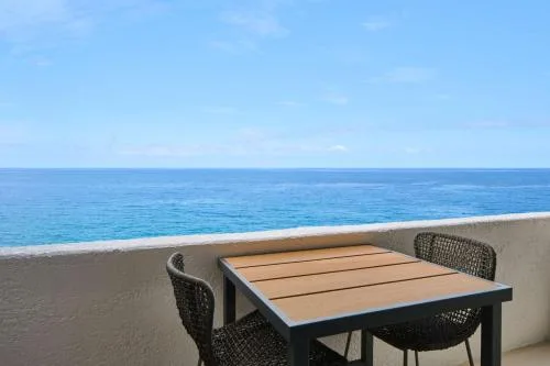 Suite balcony dining table overlooking the ocean at Outrigger Kona Resort and Spa.