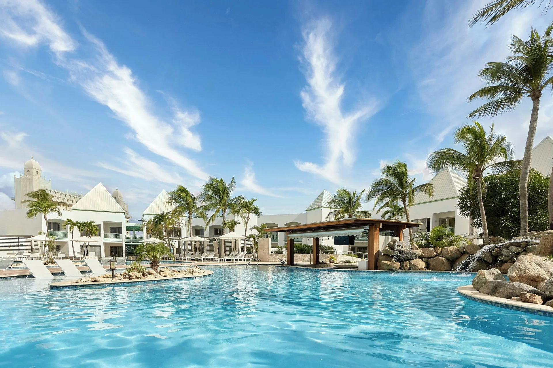 Courtyard Aruba resort with modern rooms near Palm Beach and relaxed pool areas