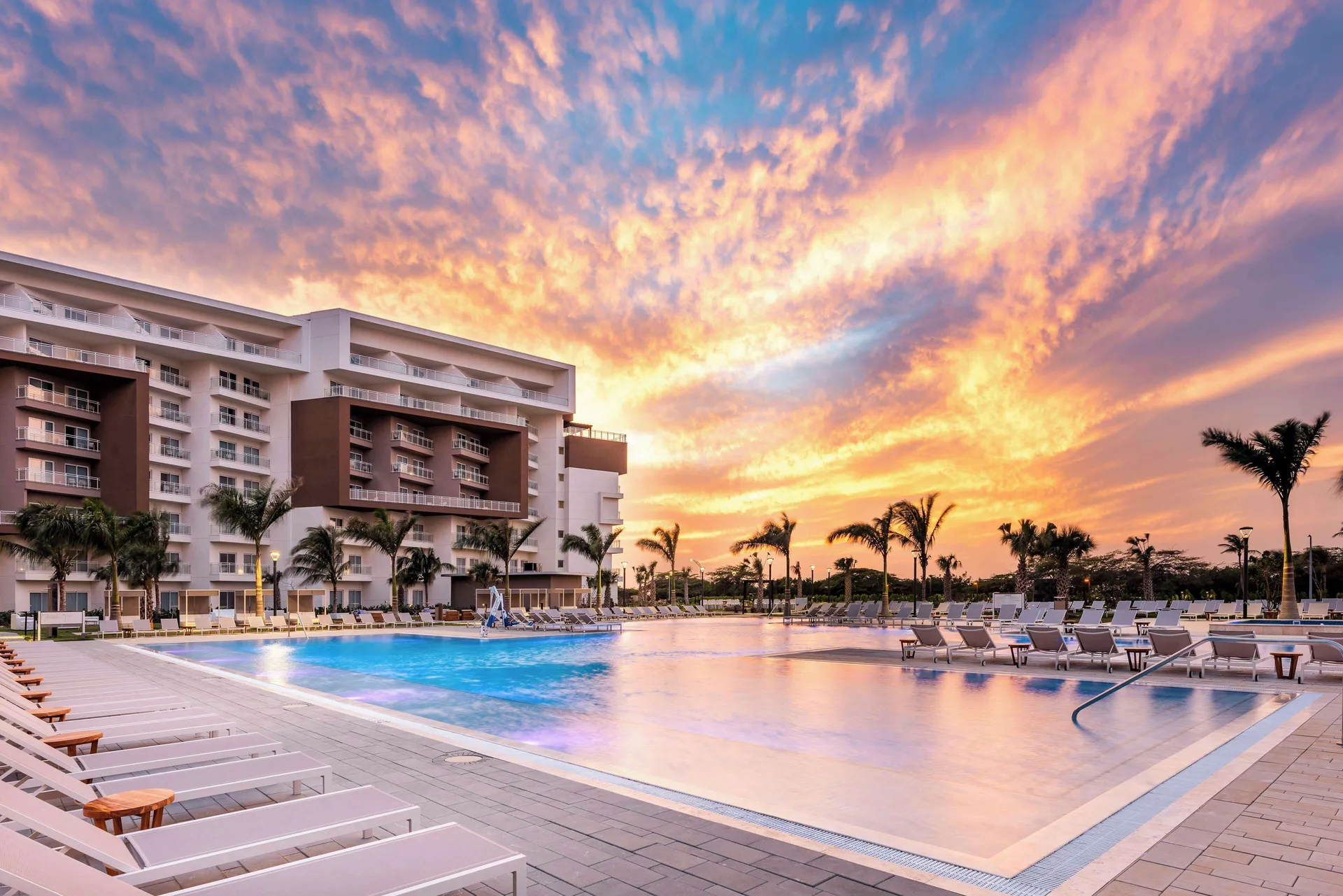 Embassy Suites Aruba resort with spacious suites near Eagle Beach and family-friendly amenities