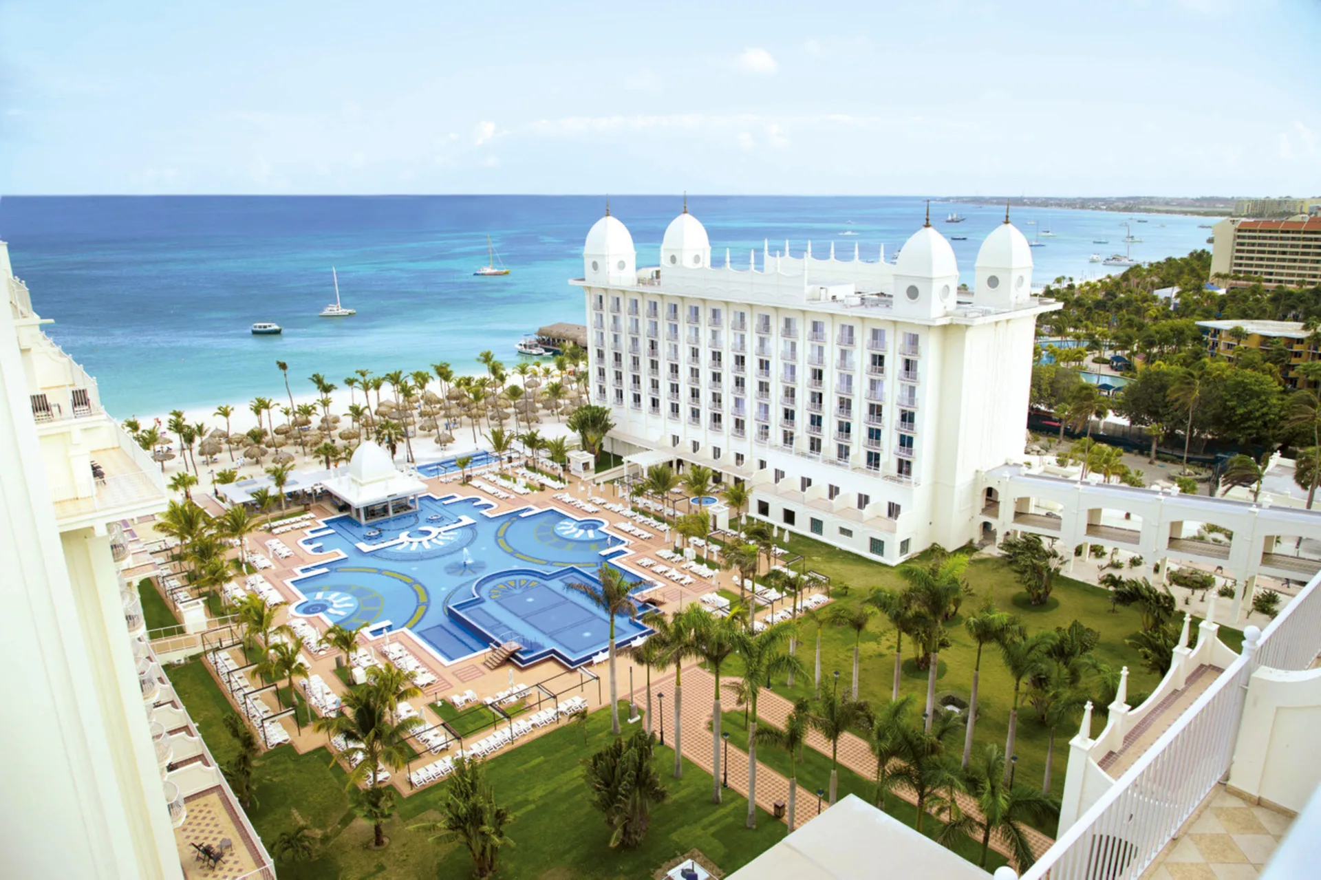 Hotel Riu Palace Aruba all-inclusive Palm Beach resort with beachfront pools and dining