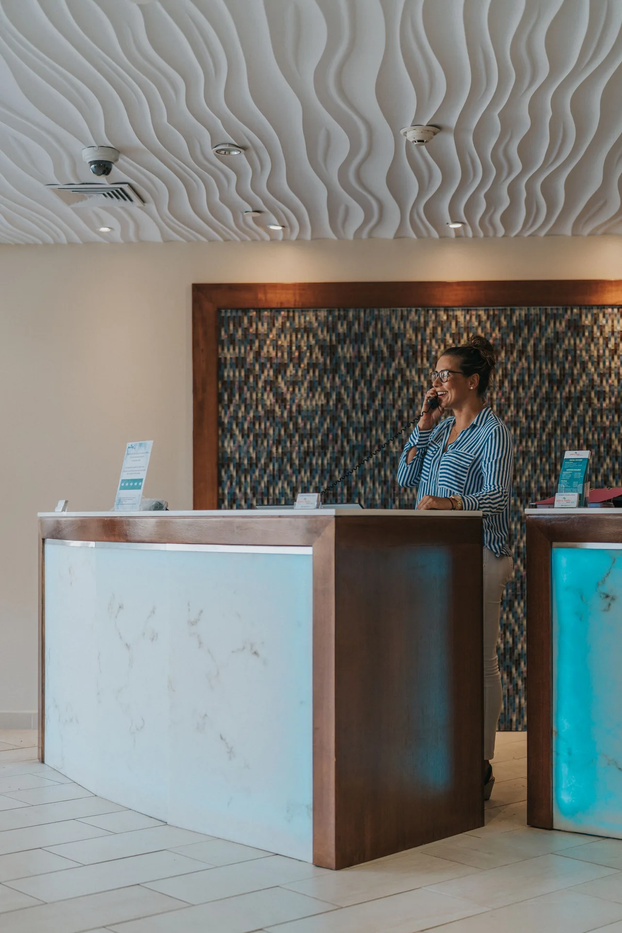 Reception desk and staff member in the lobby at Playa Linda Beach Resort.