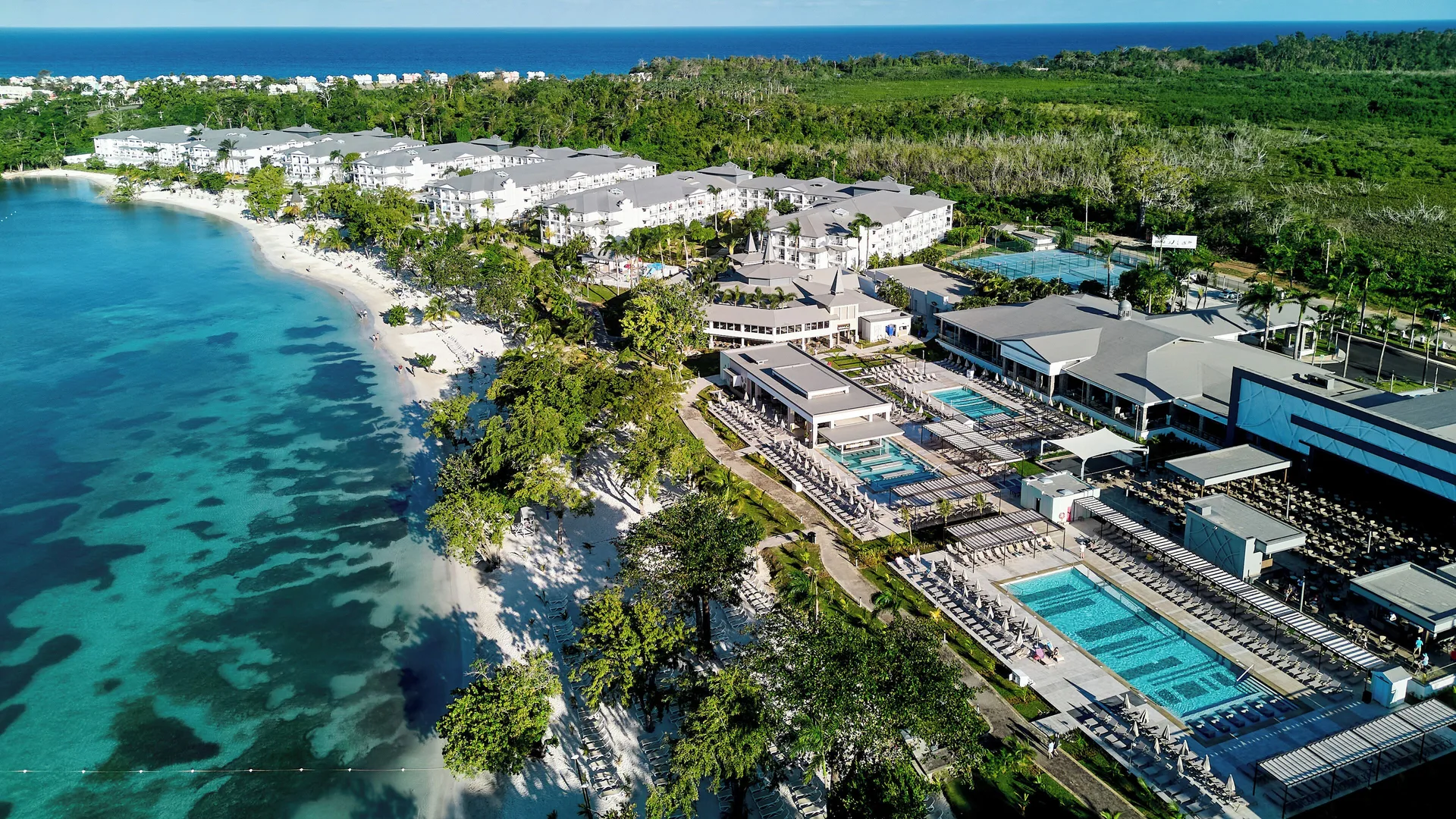 Hotel Riu Negril all-inclusive family resort with beachfront pools and casual activities