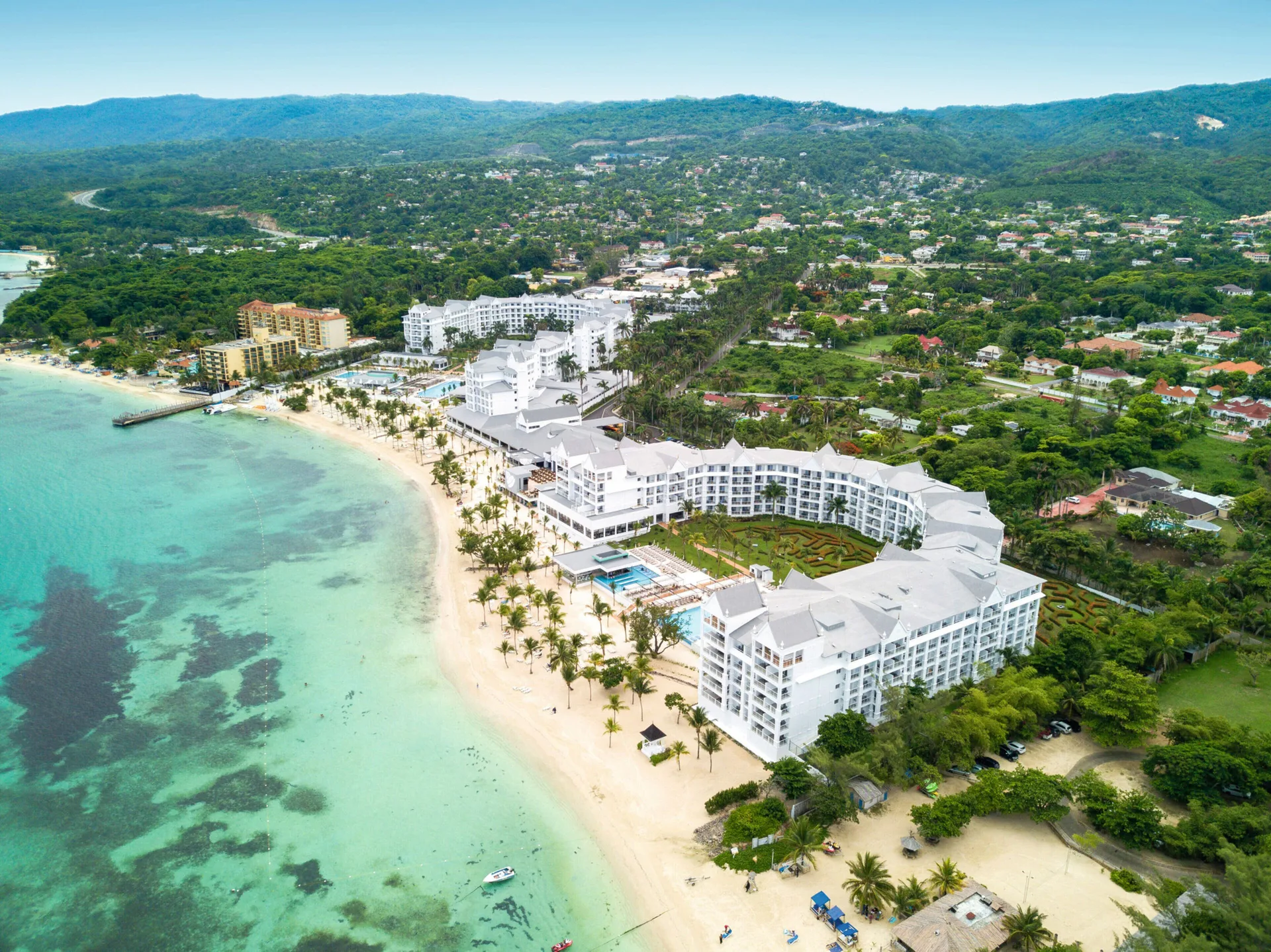 Hotel Riu Ocho Rios beachfront all-inclusive resort with family amenities and broad pools