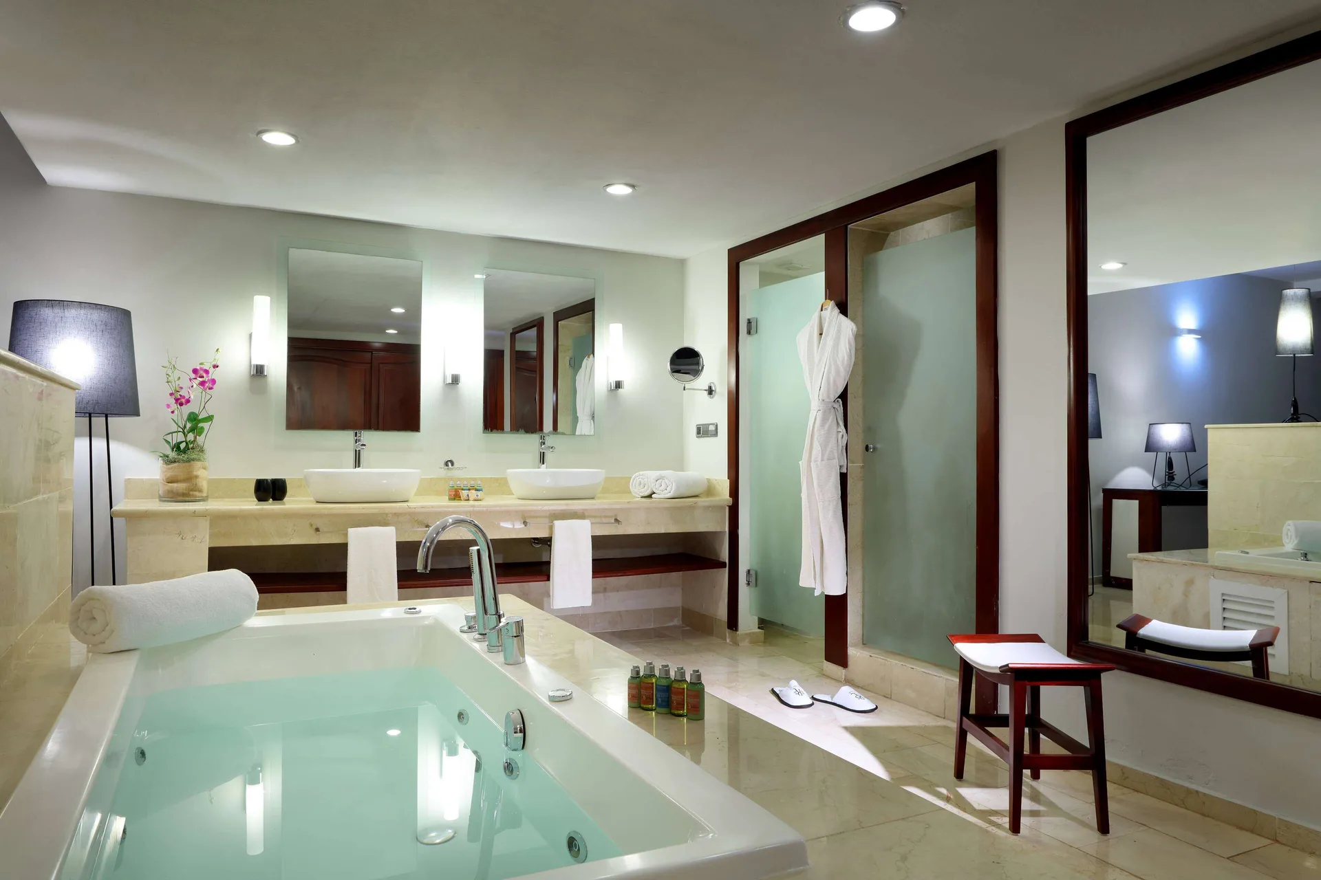 Suite bathroom with soaking tub and double sinks at TRS Turquesa Hotel.