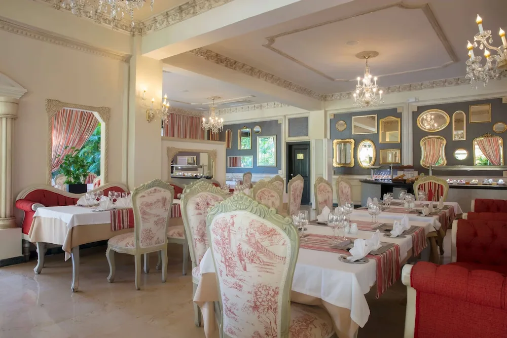 French-style dining room with chandeliers at TRS Turquesa Hotel.