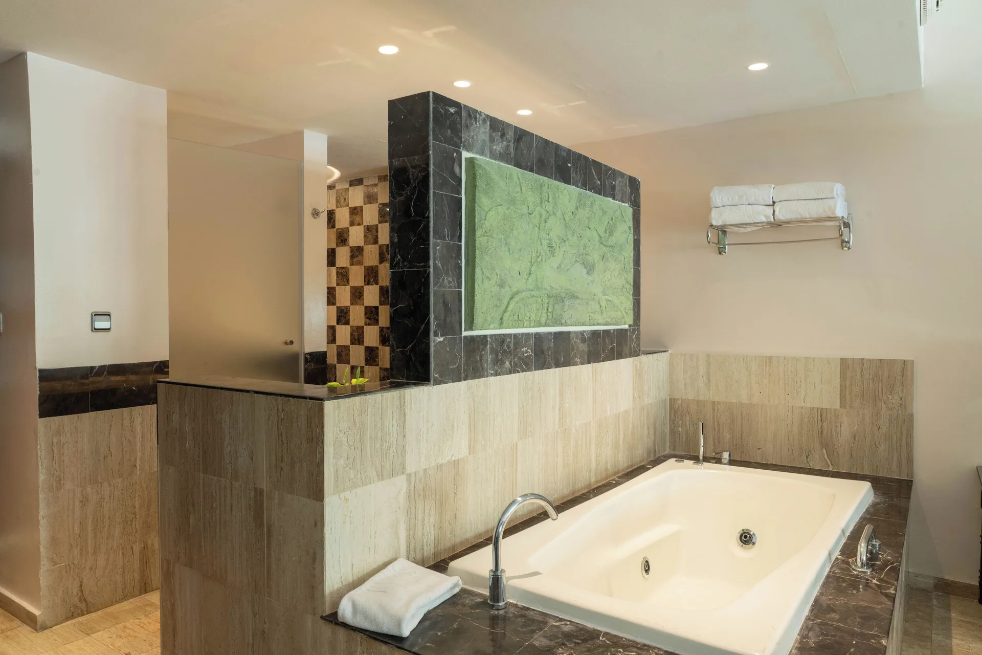 Junior Suite Swim Up bathroom with soaking tub at TRS Turquesa Hotel.