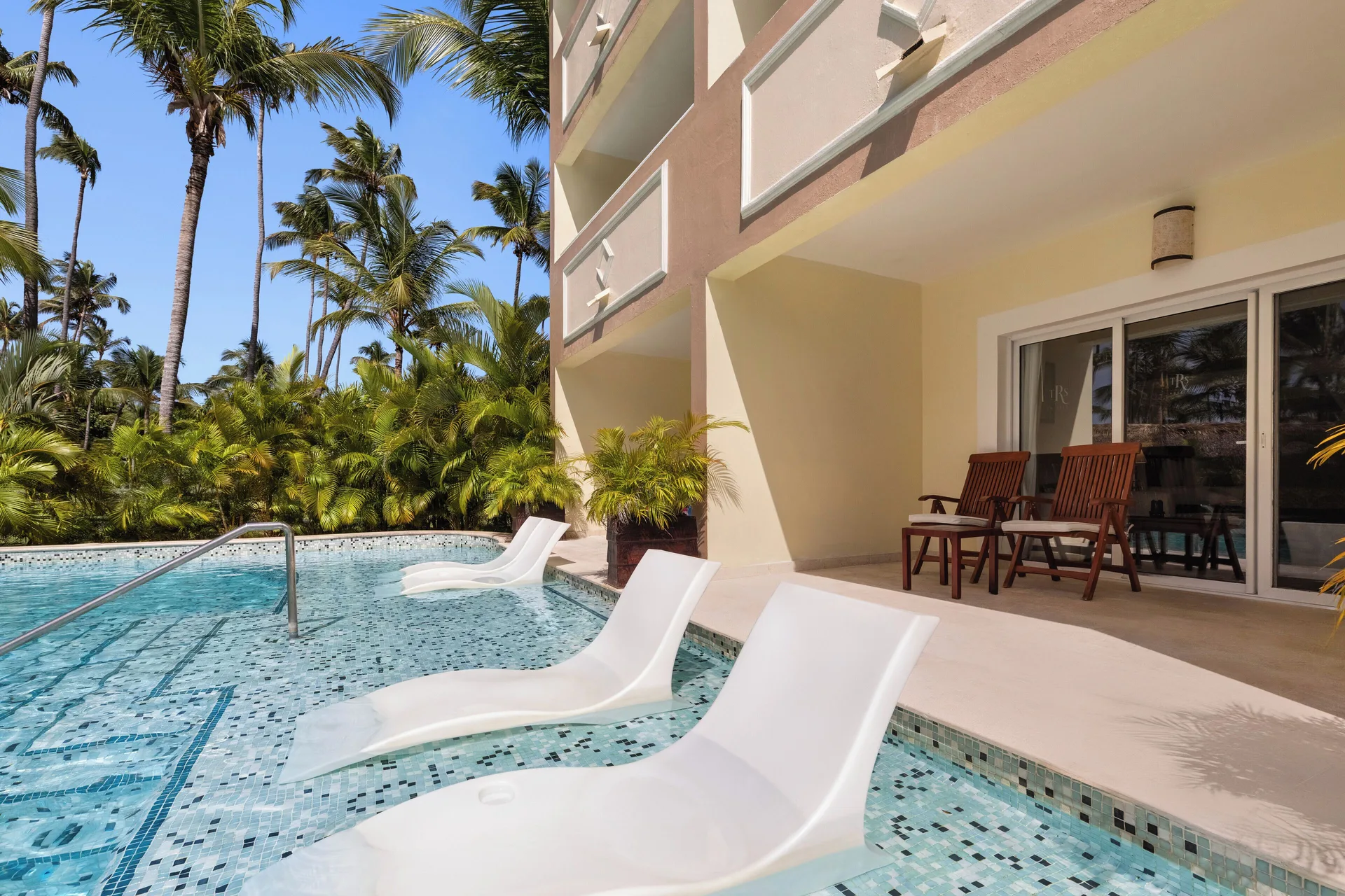 Junior Suite Swim Up terrace with pool loungers at TRS Turquesa Hotel.