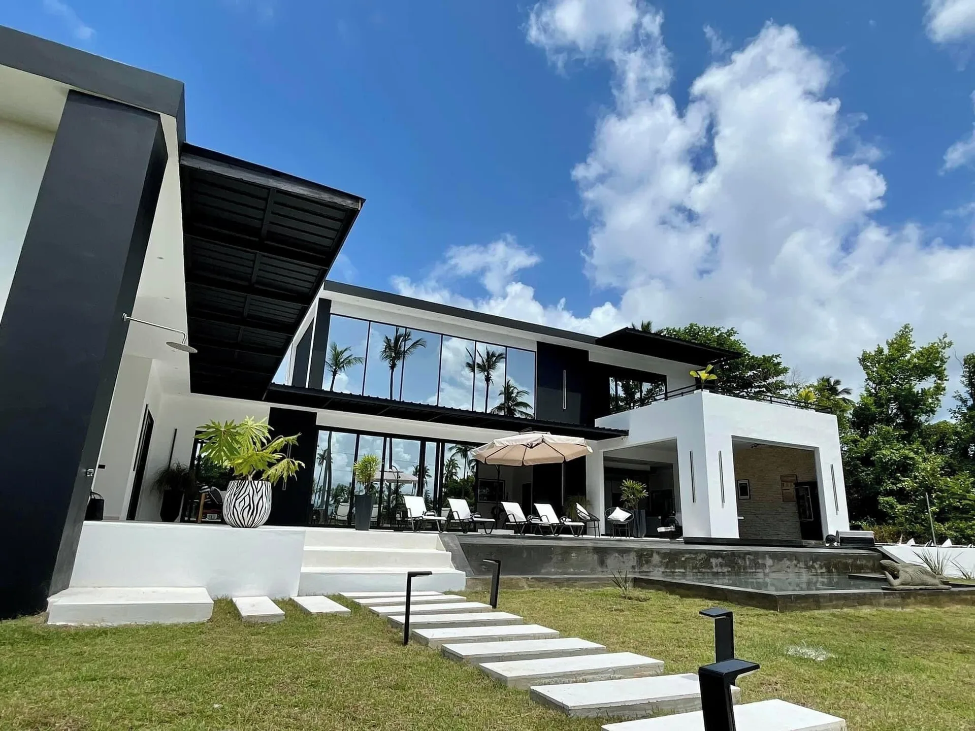 Casa Black and White Vista al Mar ocean-view vacation home with modern design and coastal setting